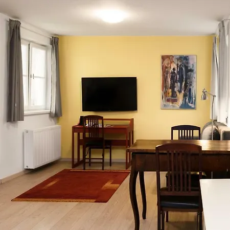Golden Roof Apartment *